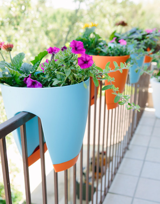 A korlátodat is feldobhatod színes kis virágokkal.