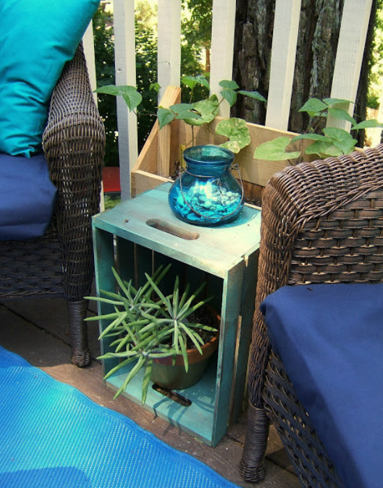 Csodákra képes egy leselejtezett fa doboz. Nem kell más, csak egy megújító festés és máris tökéletes, egyedi dísze a teraszodnak.