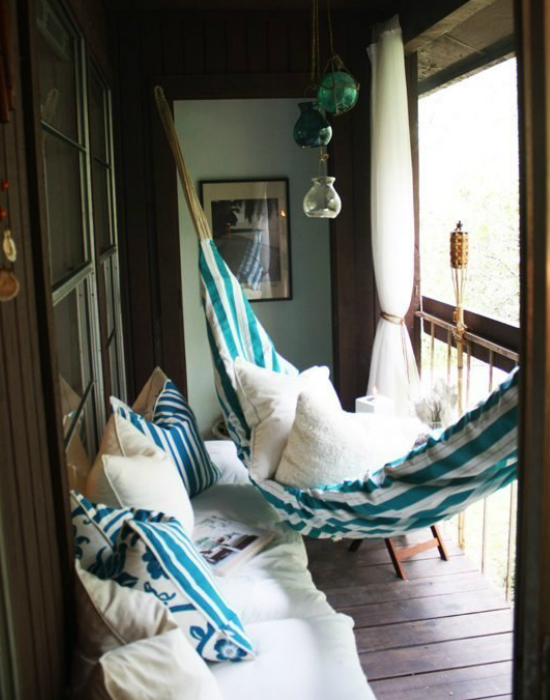 Kültéri ülőgarnitúra helyett egy olcsóbb, de annál divatosabb megoldás: a függőágy