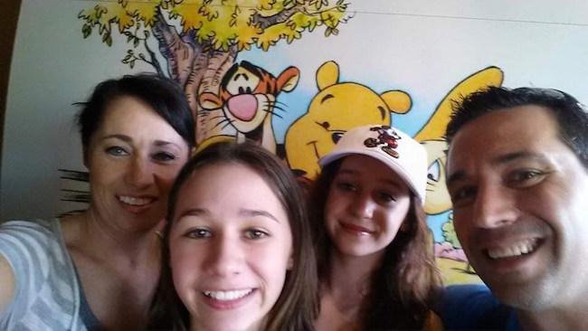 Laura, a férje Rico és két lányuk