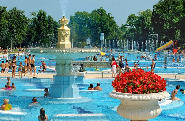 Strandok éjszakája: csobbanó programok országszerte