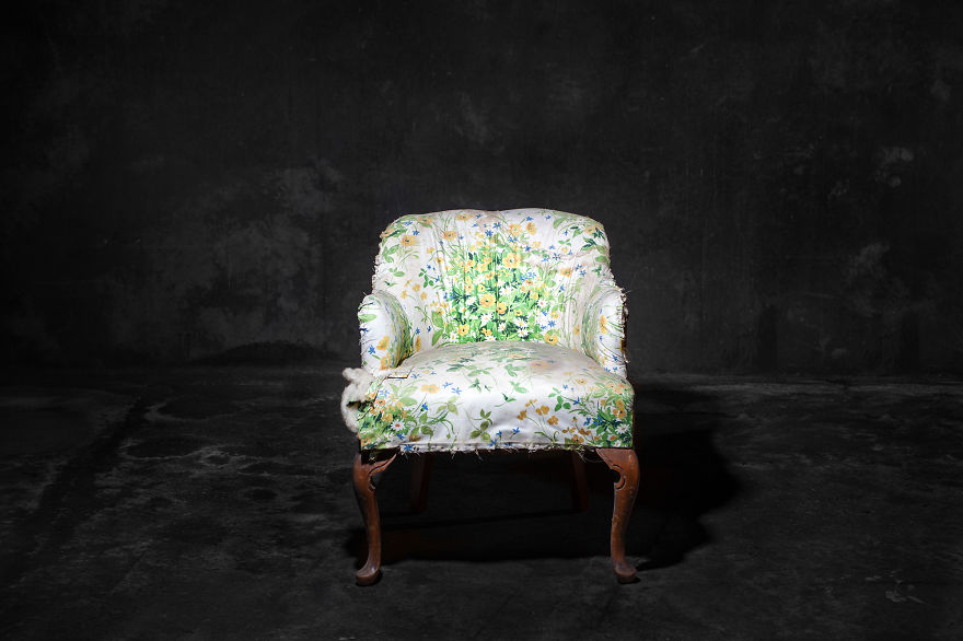 A székek, ha emberek lennének... - különleges fotósorozat