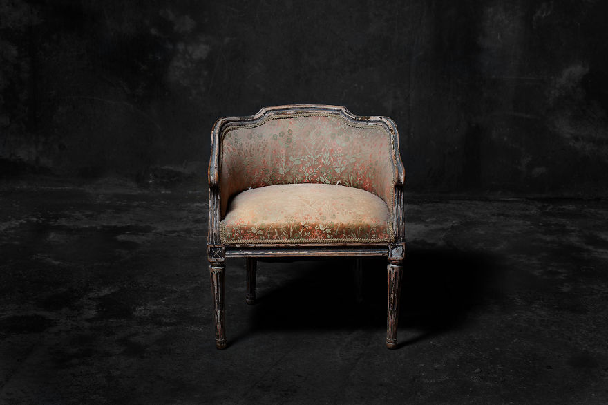 A székek, ha emberek lennének... - különleges fotósorozat