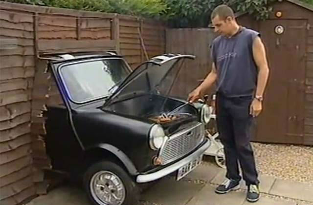 Hogy mit lehet tenni a motor helyére egy autóba? Hát grillsütőt! 