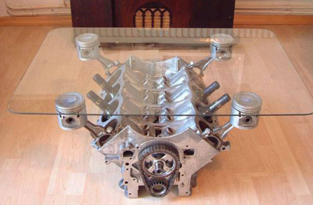 Üvegasztal kicsit másképp. Óriási motorblokk, ami egyben bortartó is. Igazán férfibarát.