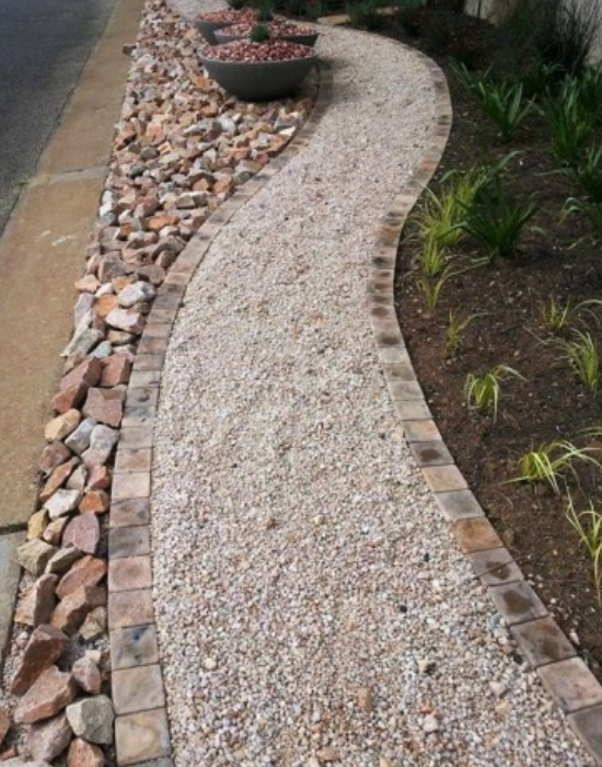 Nem is gondolnád milyen csodákat művel a kavicságy a kerteddel! Nem is gondolnád milyen csodákat művel a kavicságy a kerteddel!