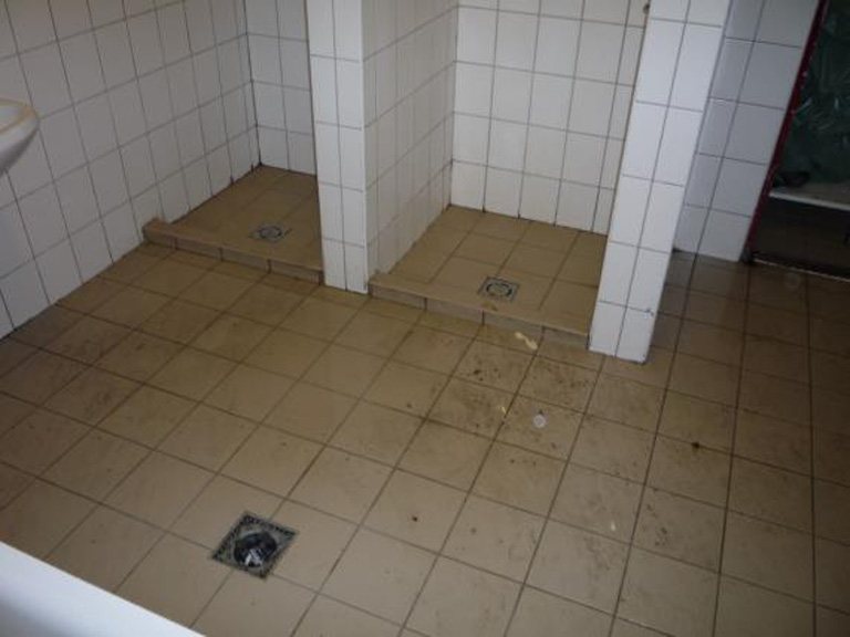 A Merényi koedukált zuhanyzója - a képen nem szerepel: higiénia, akadálymentesség (Fotó: ajbh.hu)