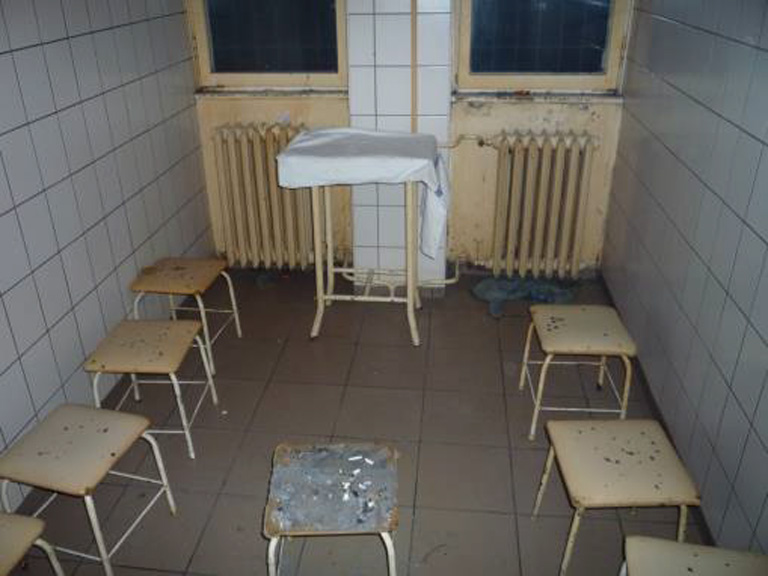 A páciensek dohányzója, előtérben a hamutartónak használt szék (Fotó: ajbh.hu)