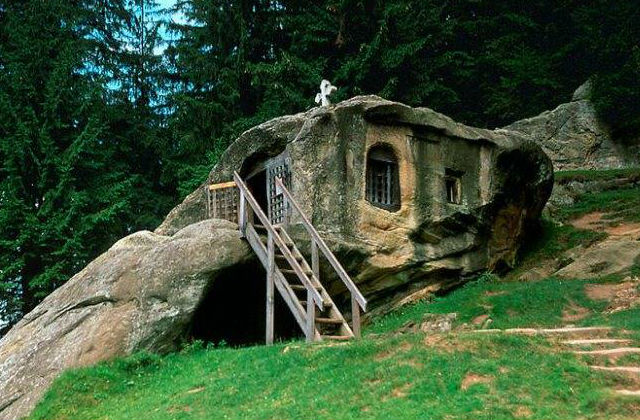 Vajon mennyi időbe tellett ebből a sziklából kivájni ezt az otthont?