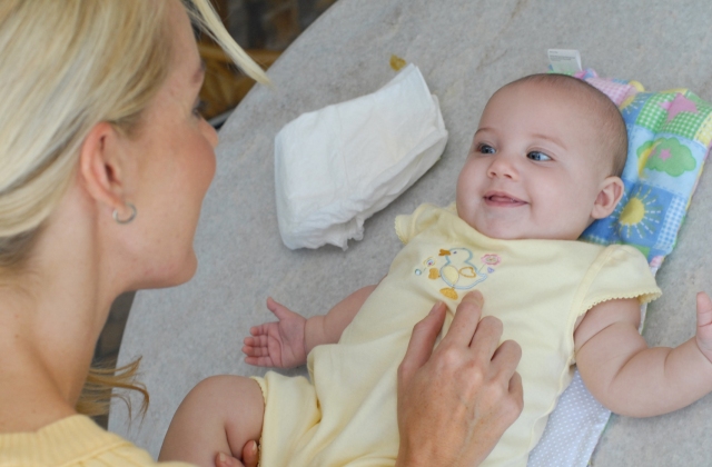 Így kösd le a babád figyelmét pelenkázás közben! Így kösd le a babád figyelmét pelenkázás közben!