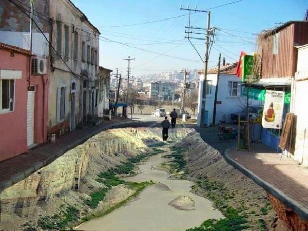 Élethű, 3D rajzok az úttesten