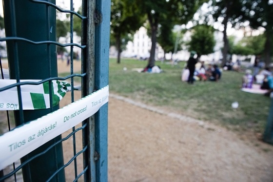 Ezért záratták el a játszóteret a menekült gyermekek elől
