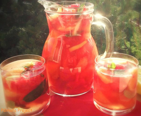 Nehezen bírod a kánikulát? Készíts hűsítő italokat! Nehezen bírod a kánikulát? Készíts hűsítő italokat!