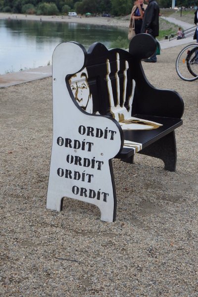 Ilyenek lettek a padok Szentendrén!