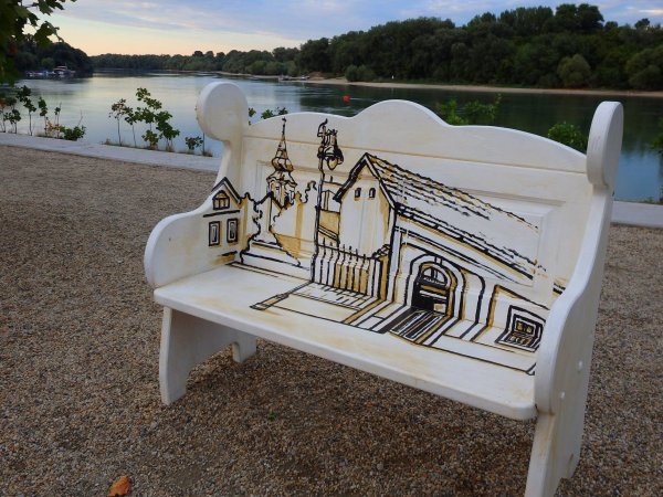 Ilyenek lettek a padok Szentendrén!