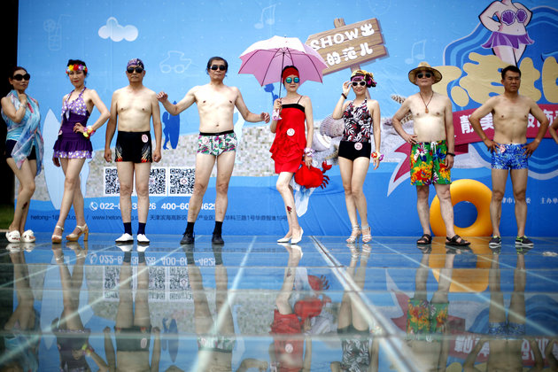 Nyugdíjasok tartottak fürdőruhás divatbemutatót - fotók