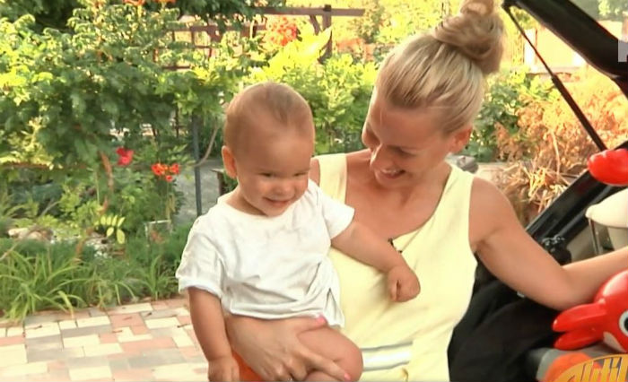 Mádai Vivien és a kis Zénó, pedig együtt pakolnak