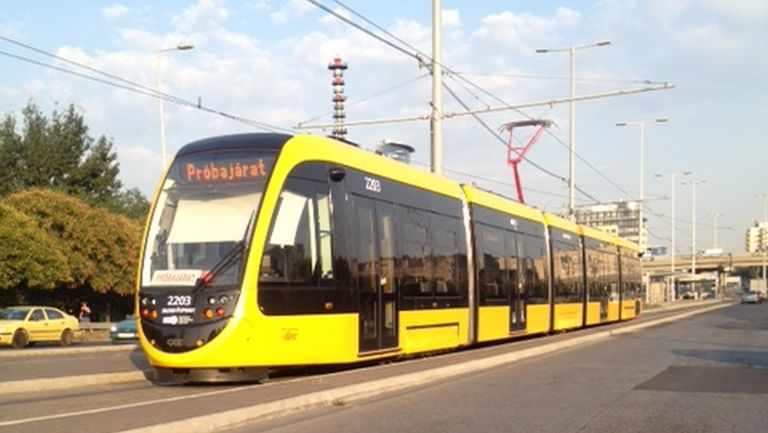 Már jár Budapesten az új villamos! 