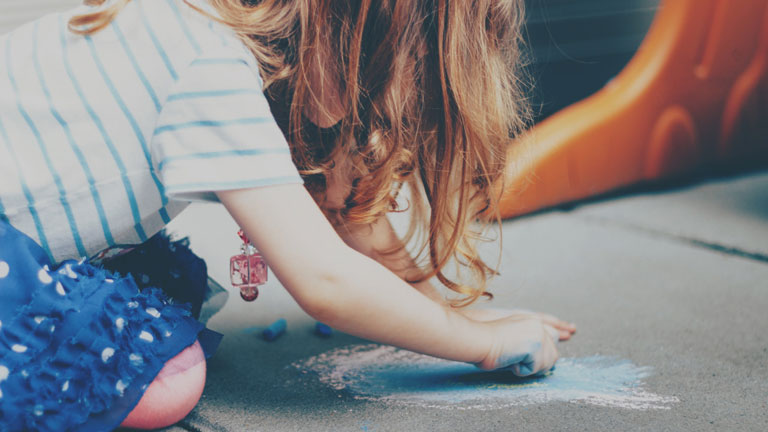 Ez a különösen aljas példány egyből több színű krétával valósítja meg a köztisztasági szabálysértést! (Fotó: Tumblr.com)