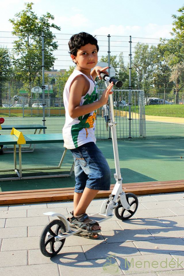 Boldogságot visz a menekült gyerekek életébe a nyári tábor