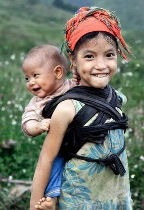 Amikor a gyerek hordozza a testvérét