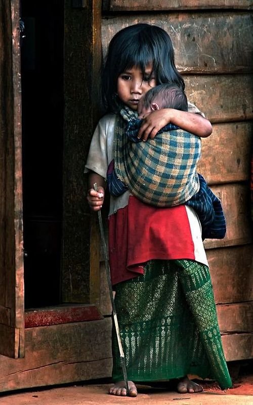 Amikor a gyerek hordozza a testvérét