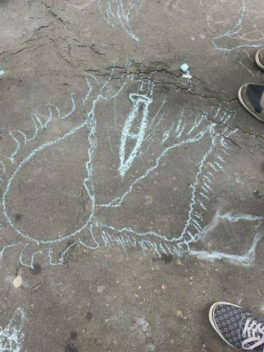 A tranzitzónákban rajzolhatnak az aszfaltra a menekült gyerekek