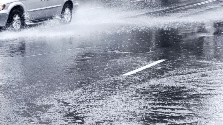 Heves esőzés vet véget a több mint egy hete tomboló hőségnek