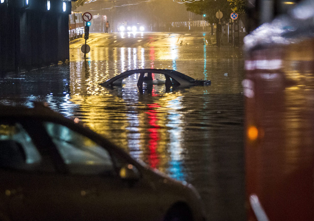  Vízzel elöntött autó Budapesten, a VI. kerületi Dózsa György út - Podmaniczky utca kereszteződésében - MTI Fotó: Szigetváry Zsolt
