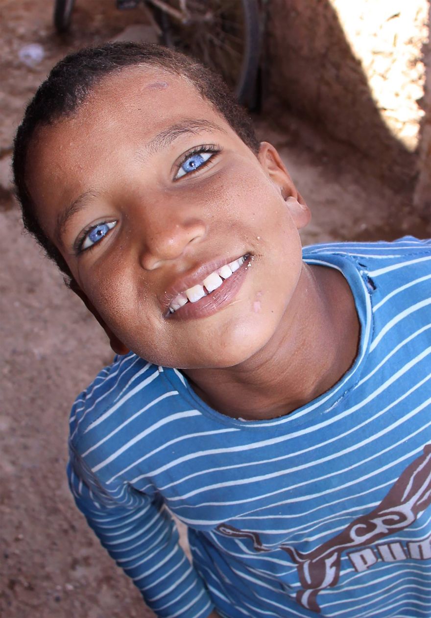 Egy mosolygós tini a marokkói Casablancából