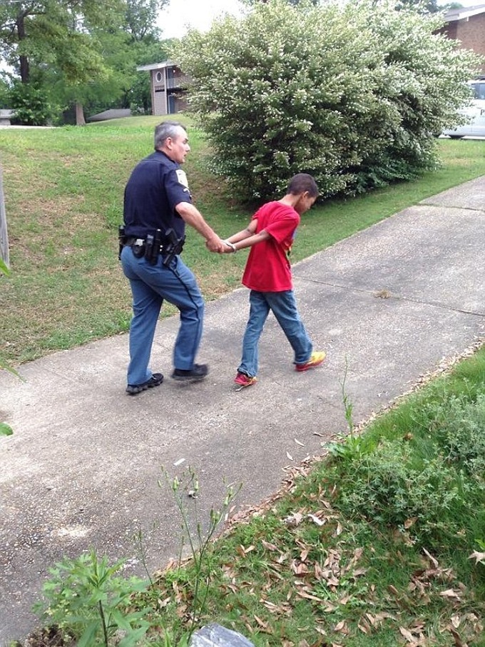 Rendőrökkel vitette el 10 éves fiát az anya