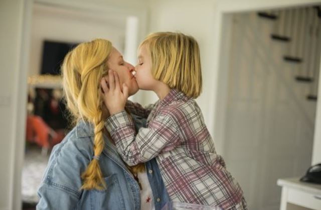 Túlzottan intim, ha a gyereket szájon puszilod