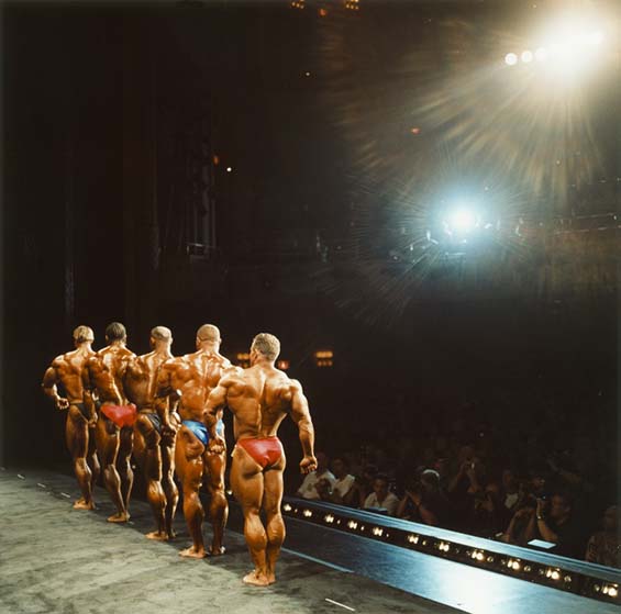 Így púderezik a testépítők fenekét a színfalak mögött