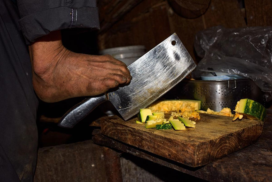 Amikor először fogta meg lábával a kést, elvágta a talpát