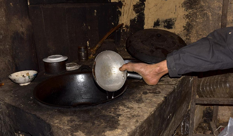 Csen rákényszerült, hogy mindent megtanuljon a lábával elvégezni, beleértve a főzést is