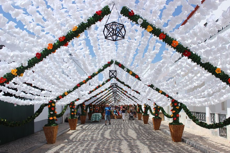 Színes virágok ezrei kápráztatják el a turistákat egy portugál faluban- csodás képek