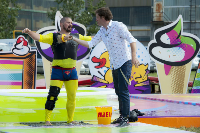 Amikor Superman is beadja a derekát. Bárdosi Sanyi széttárt karokkal tűri, hogy Tilla a mellkasánál babráljon a vazelinnel