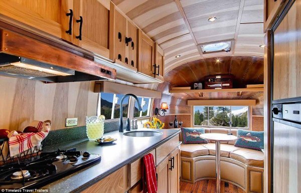 Kiszuperált, ötvenéves lakókocsiból luxuslakás Kiszuperált, ötvenéves lakókocsiból luxuslakás