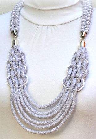 Ceruzaszoknyák, combcsizmák és patchwork - ilyen lesz az őszi-téli divat a magyar tervezők szerint