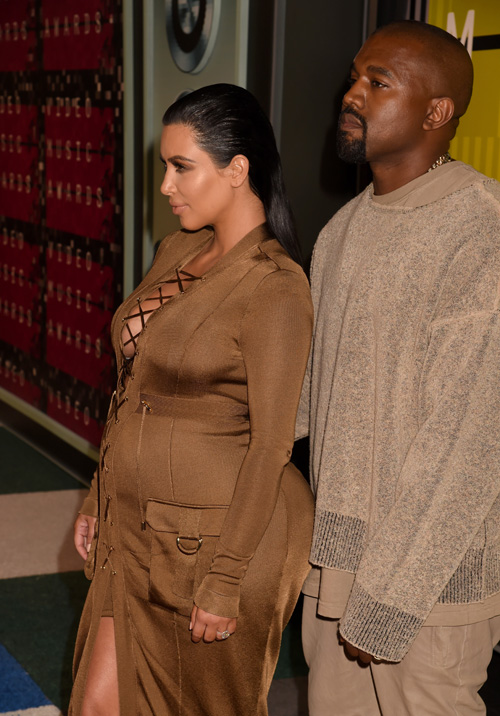 Nagyi függönyétől a szigszalagig: ezeket viselték a 2015-ös VMA gálán Nagyi függönyétől a szigszalagig: ezeket viselték a 2015-ös VMA gálán