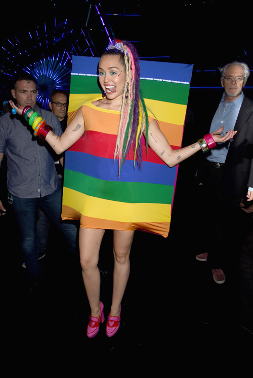 Nagyi függönyétől a szigszalagig: ezeket viselték a 2015-ös VMA gálán Nagyi függönyétől a szigszalagig: ezeket viselték a 2015-ös VMA gálán