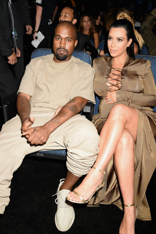 Nagyi függönyétől a szigszalagig: ezeket viselték a 2015-ös VMA gálán Nagyi függönyétől a szigszalagig: ezeket viselték a 2015-ös VMA gálán