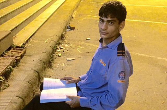 Az utcai lámpa fényénél tanul a nehéz sorsú fiú 