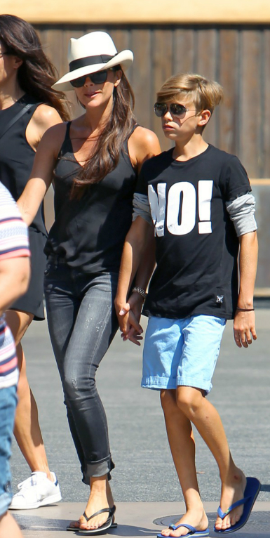 Édesanyjával még kézen fogva sétál a 13 éves Romeo, akit Victoria mai napig kicsit jobban óv, mint a többi gyerekét