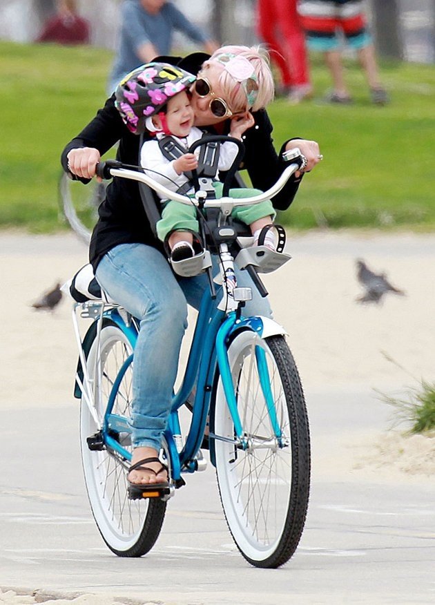  Anyuka gyerekkel, biciklivel - hát naná!