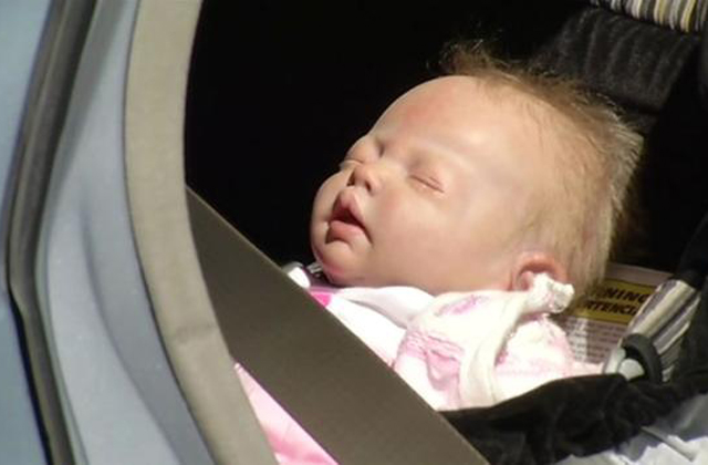 Játék baba miatt törték fel az autót