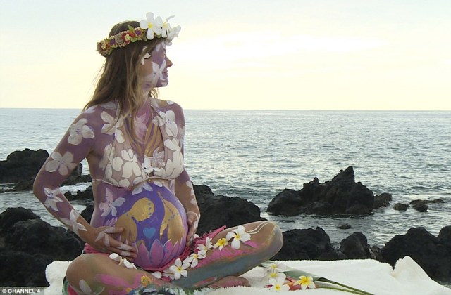 A tengerben akar szülni egy nő, annak veszélyei ellenére