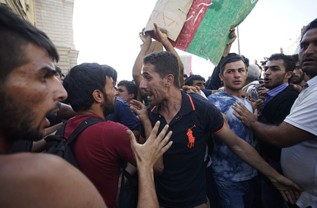 Illegális bevándorlók - köztük albánok - vitatkoznak a budapesti Keleti pályaudvar előtt, MTI Fotó: Balogh Zoltán