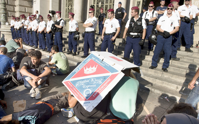 a rendőrség nem engedte felszállni őket a Németországba induló vonatra