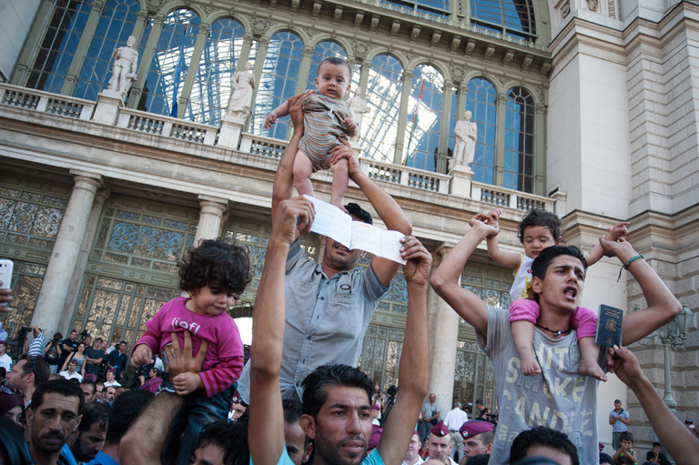 Tüntetés a Keleti pályaudvaron (Fotó: Kováts Dani)
